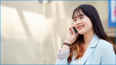 フリーコールに査定のお悩みを相談している女性